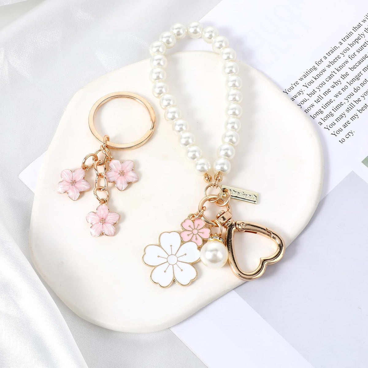 Piriuuo 2 Pcs Cute Pearl Keychains for Women, Flower Keychain Kit Imitation Pearl Chain Key Chain Golden Car Key Chain Flower Keychain Charm for Girls Purse Bag Accessories