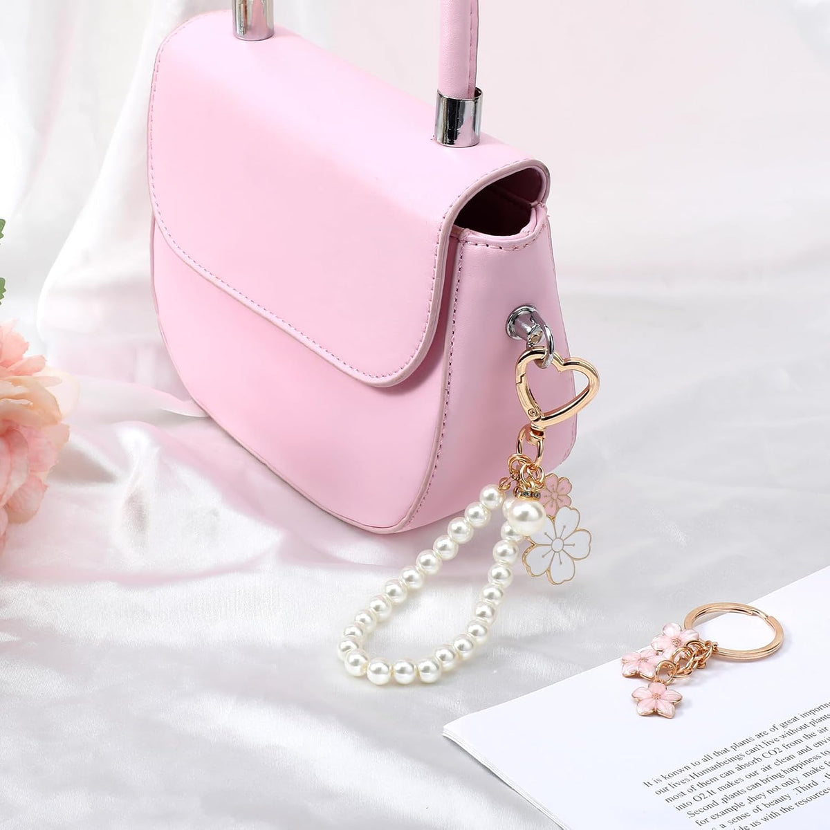 Piriuuo 2 Pcs Cute Pearl Keychains for Women, Flower Keychain Kit Imitation Pearl Chain Key Chain Golden Car Key Chain Flower Keychain Charm for Girls Purse Bag Accessories